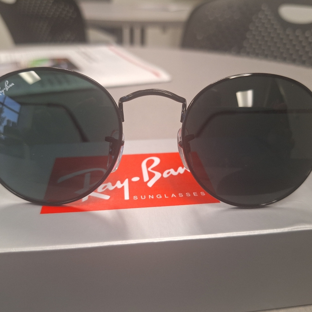 Like New Ray-Ban Round Sunglasses - Black Frame RB3447